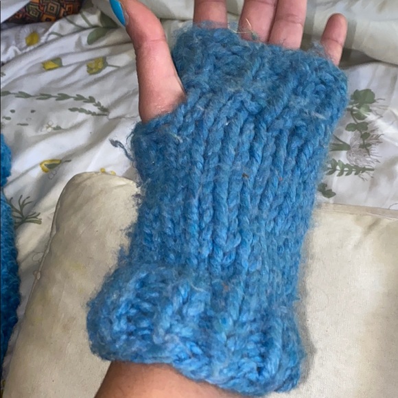 Romanian Hand Knit teal hat and fingerless gloves. - Picture 6 of 8